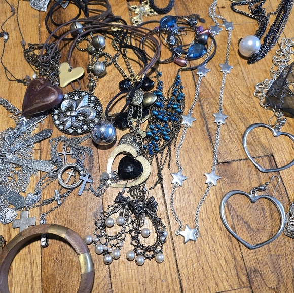Vintage To Now Jewelry Lot Costume Estate Find Needs Cleaned. Mixed - Picture 8 of 9